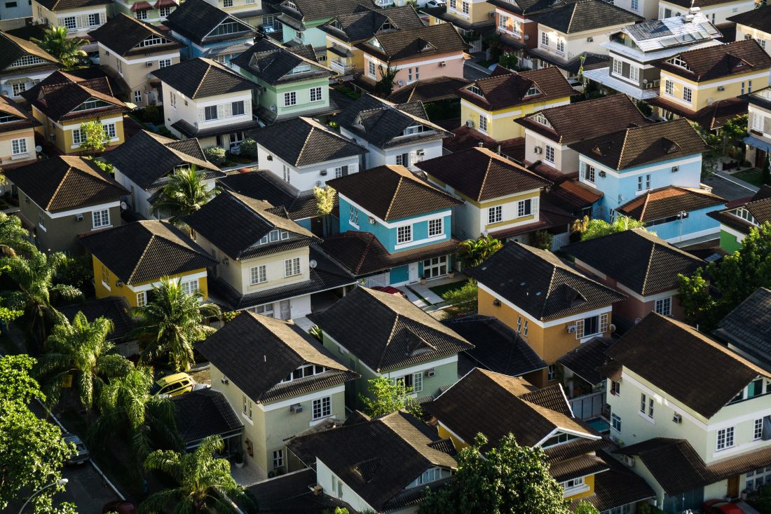 A bunch of houses that are in the street